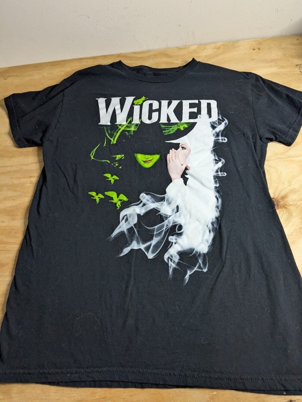 Wicked Women's T Shirt Sz Medium Wizard Of Oz Glinda Elphaba Tee Broadway Shirt